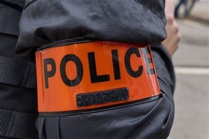 Aix: Faux policier afin d’obtenir des produits stupéfiants. Aix: Faux policier afin d’obtenir des produits stupéfiants.