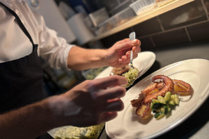 Poulpe grillé et courgettes (©Les Galinas) Poulpe grillé et courgettes (©Les Galinas)