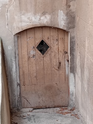 Les Petites Portes de Rousset : Quand les Murs Racontent Notre Histoire