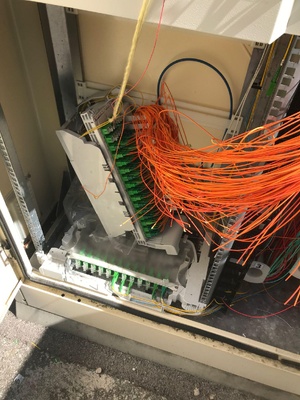 Fuveau – Vague de vandalisme : sept armoires fibre sabotées, des foyers privés d’Internet
