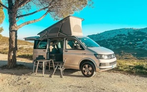 À l’assaut des routes : le boom des voyageurs en vans dans la région