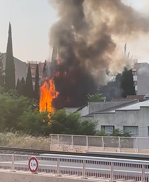 Aix-en-Provence : un incendie ravage deux concessions automobiles, huit véhicules détruits