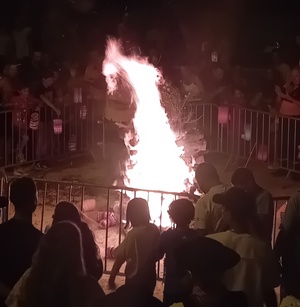 La Magie Intemporelle des Feux de la Saint-Jean Illuminent Rousset