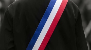Trois casquettes pour un maire : enquête sur un cumul qui étouffe la démocratie locale