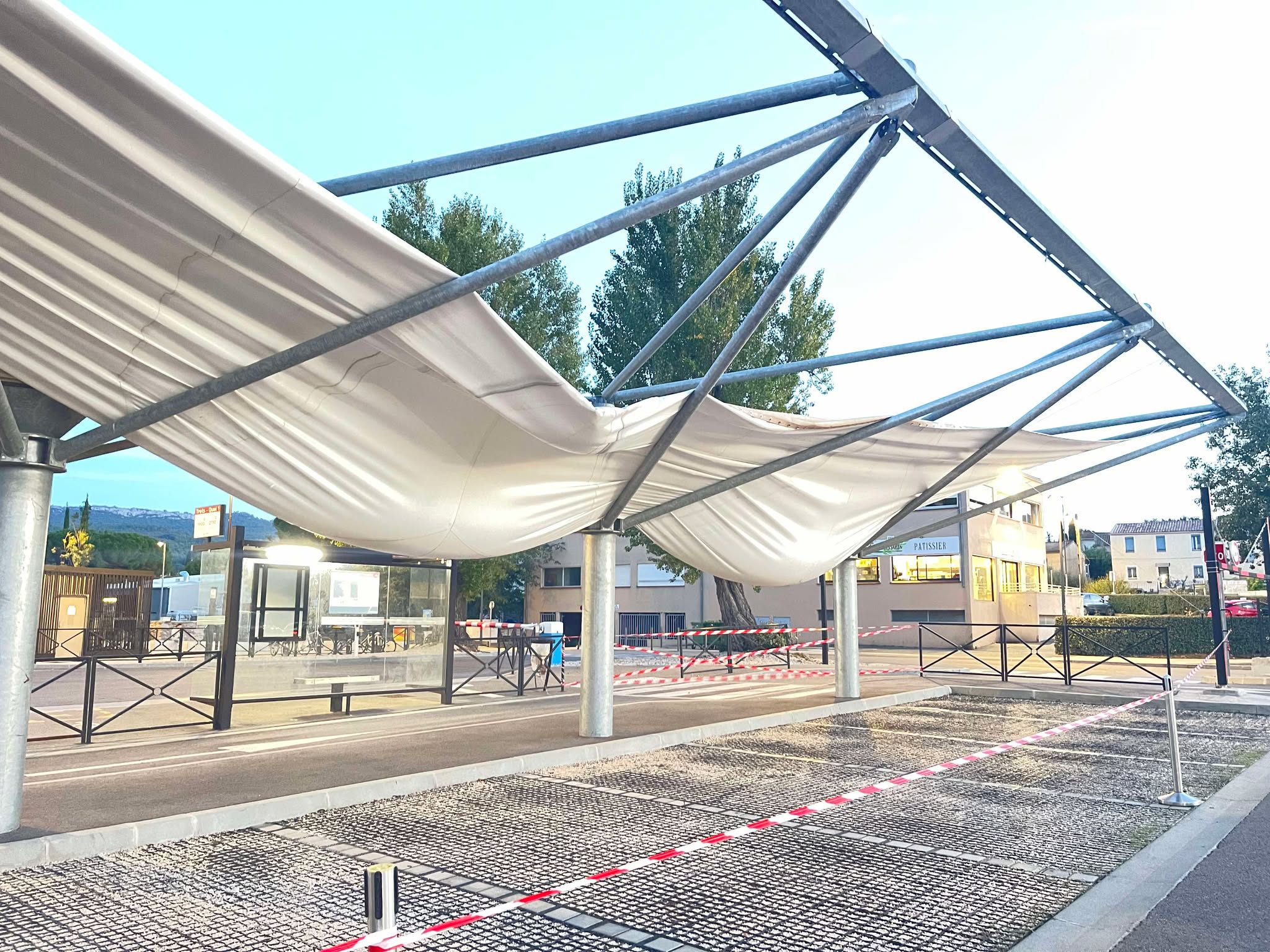 Trets : Danger à la gare routière. Trets : Danger à la gare routière.