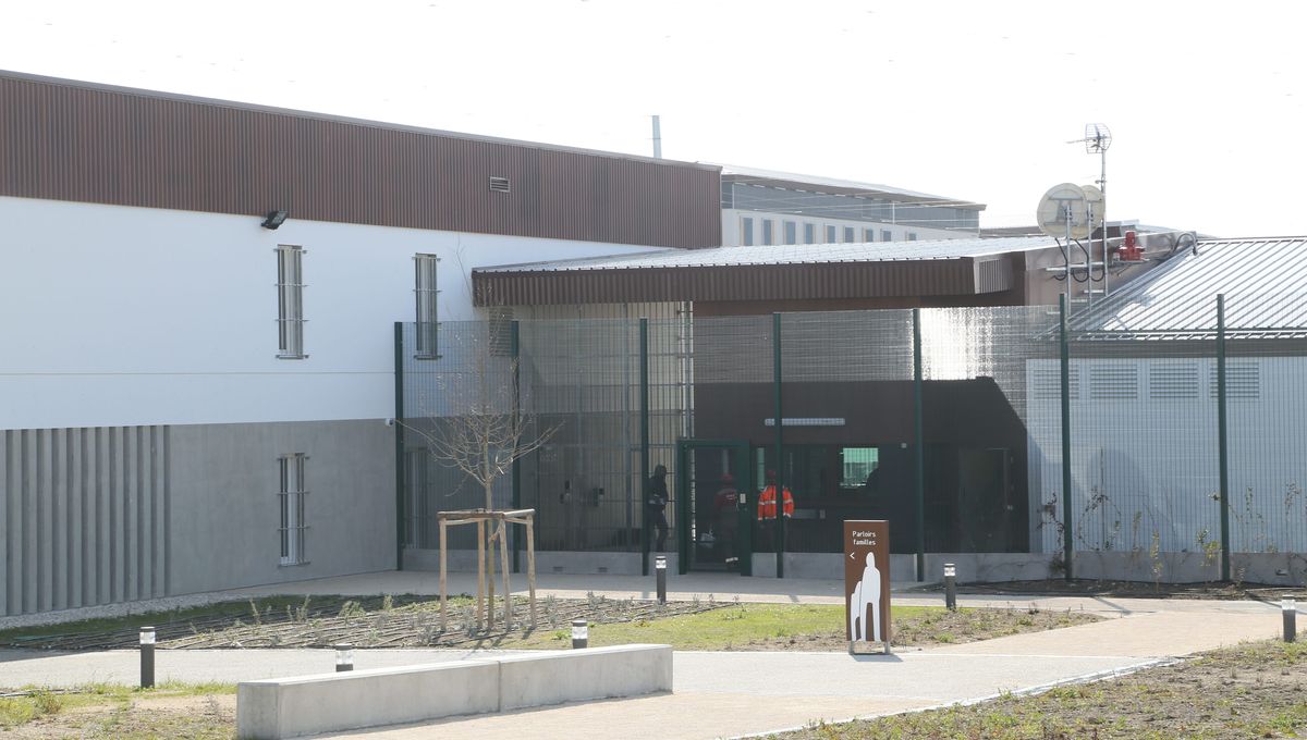 Des véhicules de l'administration pénitentiaire de Luynes ont été incendiés et tagués. Des véhicules de l'administration pénitentiaire de Luynes ont été incendiés et tagués.