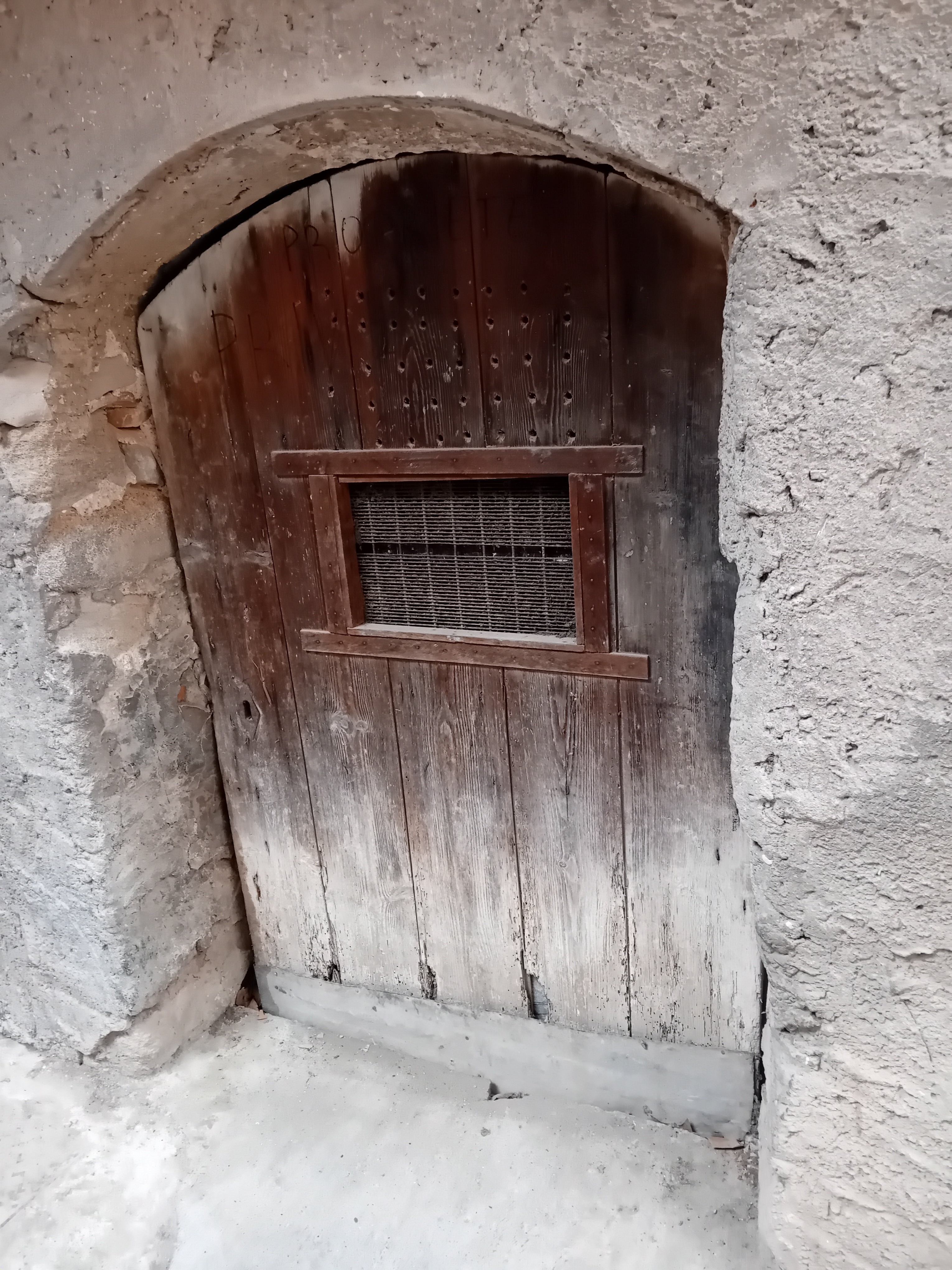 Les Petites Portes de Rousset : Quand les Murs Racontent Notre Histoire