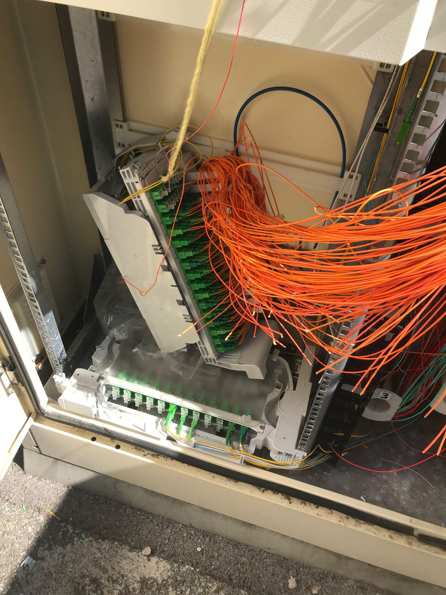 Fuveau – Vague de vandalisme : sept armoires fibre sabotées, des foyers privés d’Internet