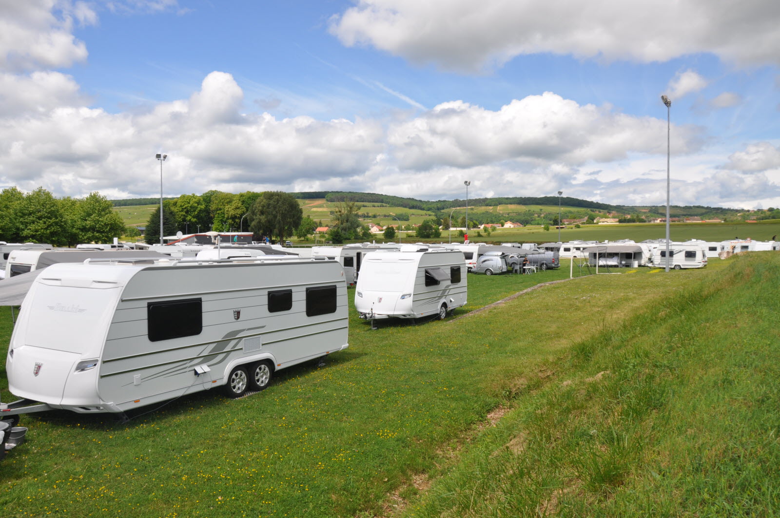 Aix-en-Provence : une centaine de caravanes de gens du voyage s’installent au complexe du Val de l’Arc
