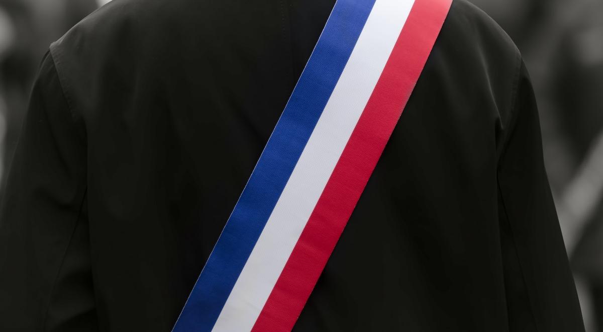 Trois casquettes pour un maire : enquête sur un cumul qui étouffe la démocratie locale