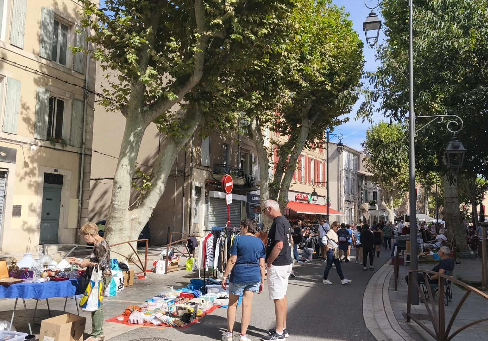 Trets : le vide-greniers fait le plein sous le soleil retrouvé