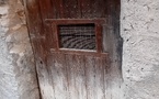 Les Petites Portes de Rousset : Quand les Murs Racontent Notre Histoire