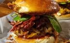 "Le Burger Affamé" à Rousset : L'Art du Burger Revisité avec une Touche Guinguette et un "Blue" qui Rend Accroc !